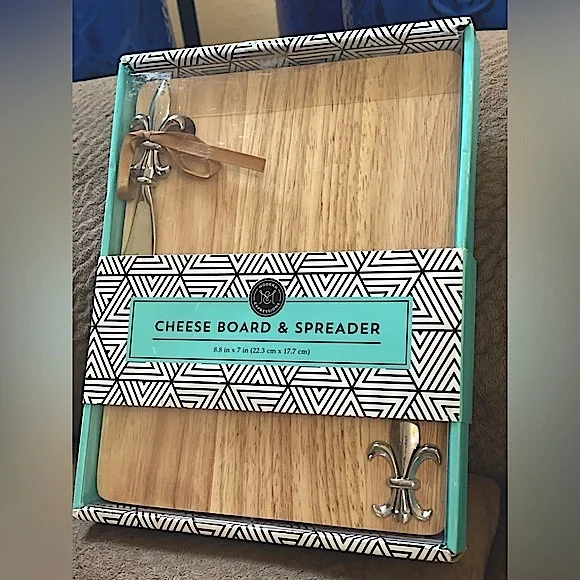 Wood Cheese Board & Spreader (8.8 x 7 in) - Picture 2 of 12